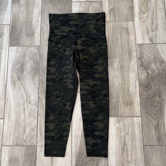 SPANX Seamless Booty Boost Leggings Women’s Camo Green Sz Medium Crop 23” In - Picture 1 of 8